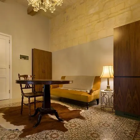 Apartment Sally Port *