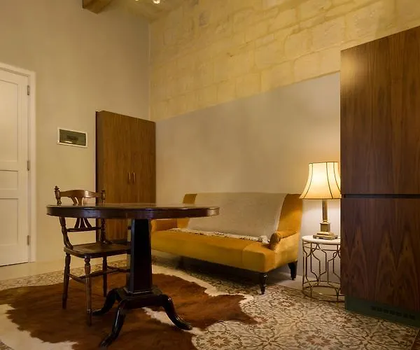 Apartment Sally Port *